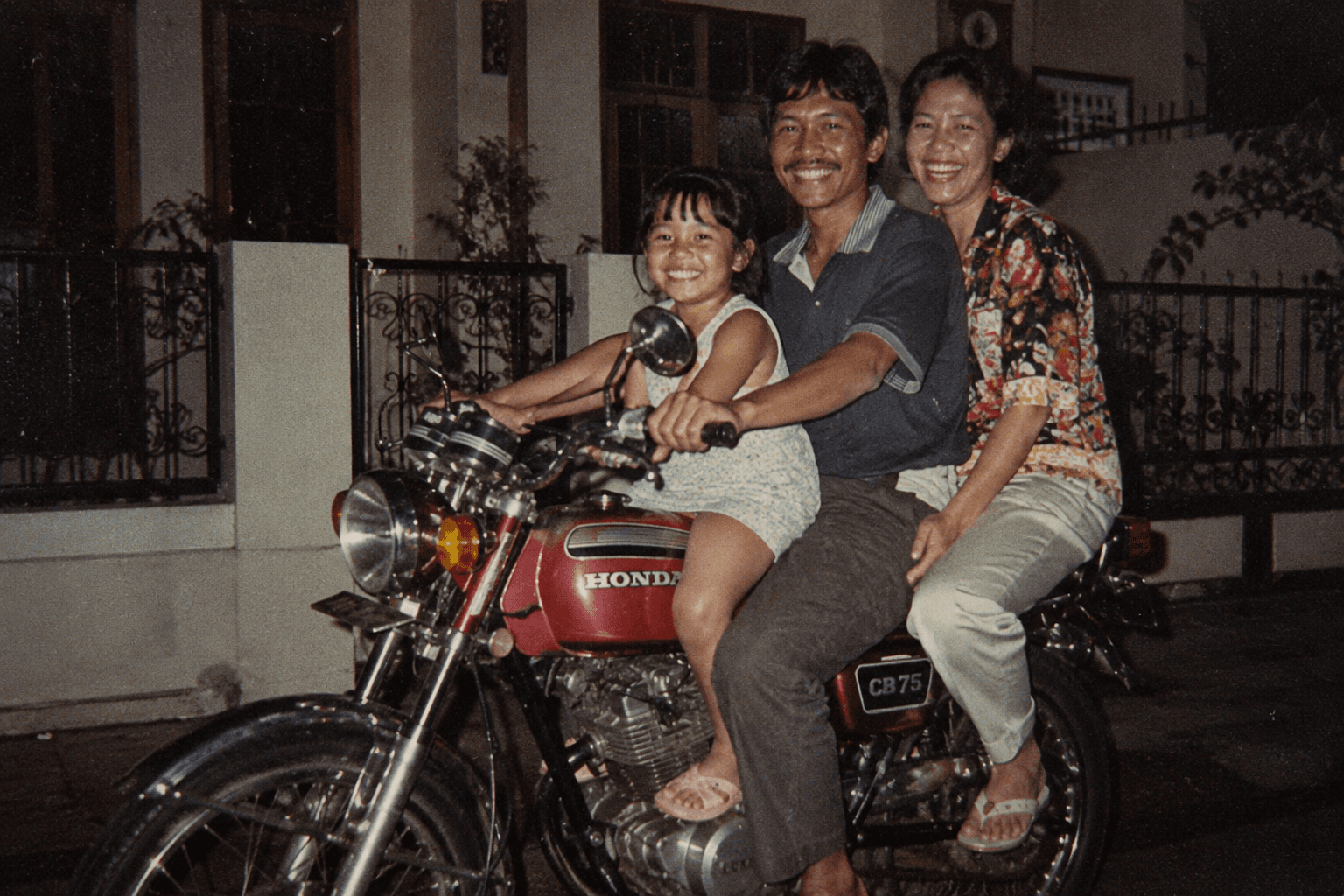 Keluarga di atas motor, kenangan lama