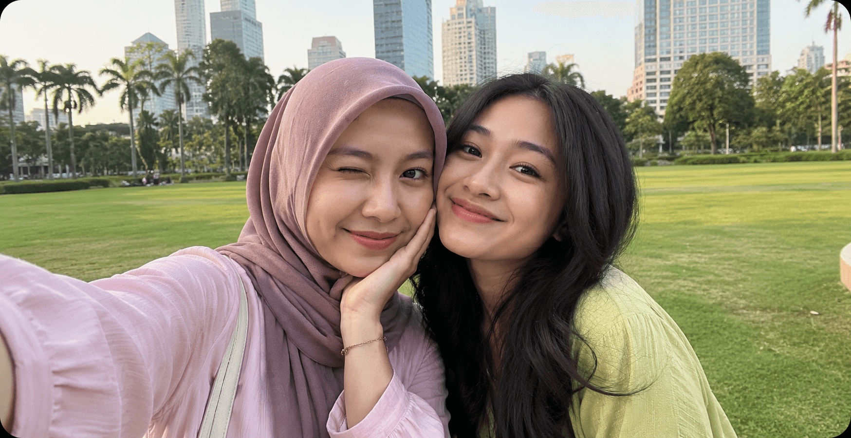 Dua sahabat berfoto bareng